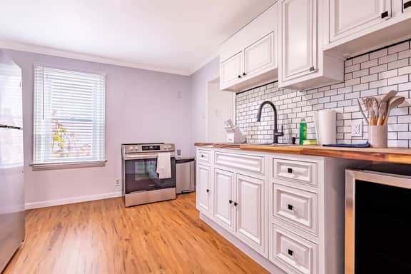 Spacious 4BR 2 Bath Apartment near Niagara Falls - Image 3