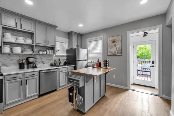 Walk to Falls l Huge l 6 BDRM l 3.5 Bath l Remodel - Image 4