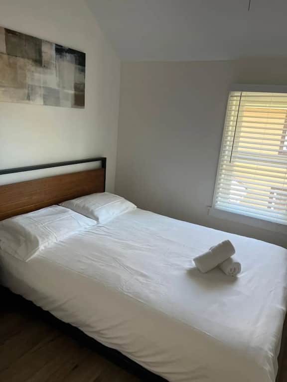 Updated 4BR Near Niagara Falls | Smart Value Stay - Image 5