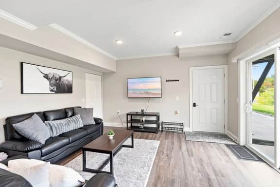 Spacious Modern 4BR/4BA First-Floor Accessible - Image 2