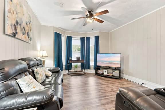 Beautifully Remodeled 4BR Home Near Niagara Falls! - Image 2