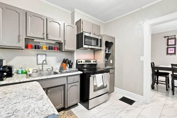 Beautifully Remodeled 4BR Home Near Niagara Falls! - Image 5