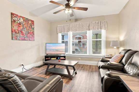Beautifully Remodeled 3BR Home Near Niagara Falls! - Image 3
