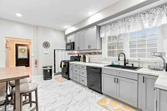Beautifully Remodeled 5BR Home Near Niagara Falls! - Image 4