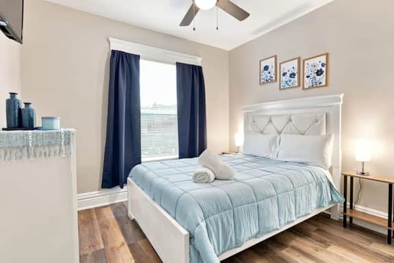 Beautifully Remodeled 5BR Home Near Niagara Falls! - Image 3
