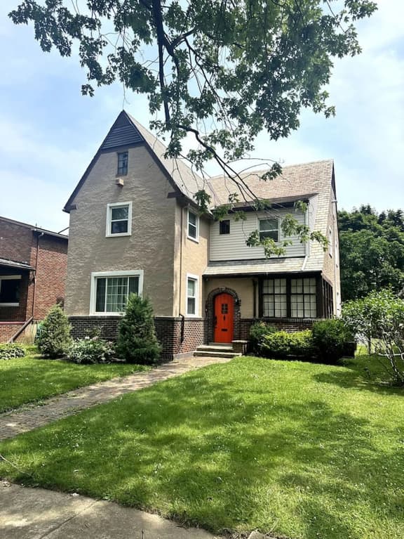 *Big Historic Home*A/C*Parking* - Image 1