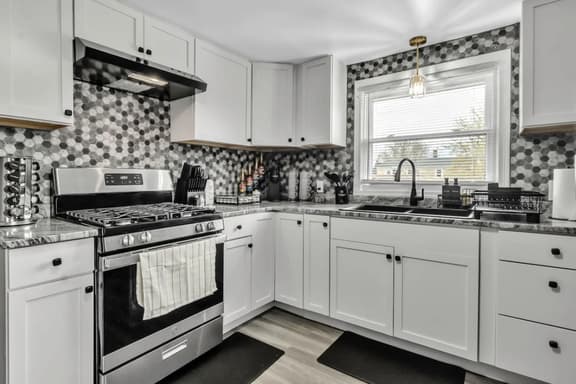 *Central location*Clean*Parking* - Image 1