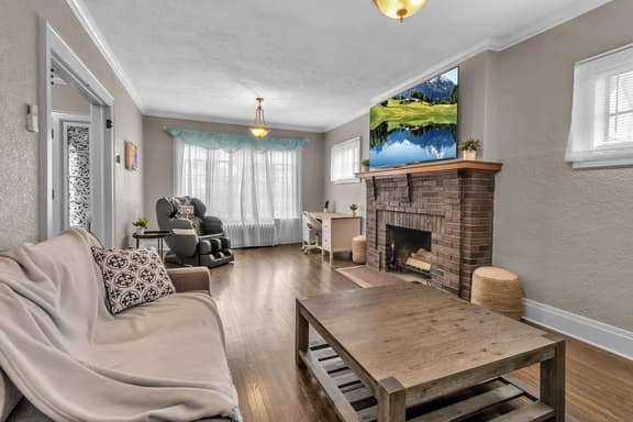 *New*Close to Falls*Beautiful*Spacious*Parking*A/C - Image 1