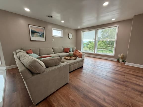 *Riverview*Walk to Falls*2 BR Renovated*2nd floor - Image 1