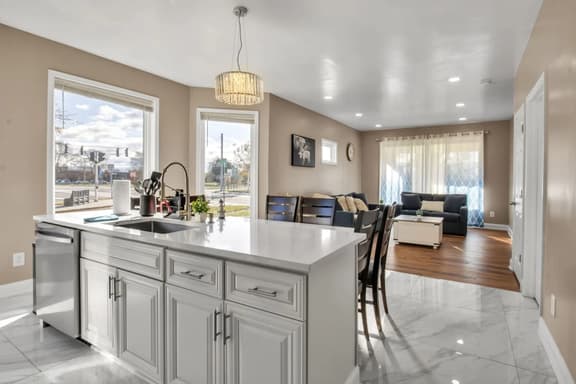 *Riverview*Walk to Falls*2BDRM*Renovated*1st floor - Image 1