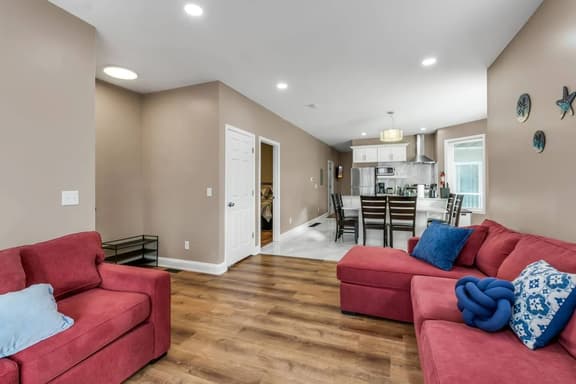 *Riverview*Walk to Falls*Newly Renovated*1st floor - Image 1