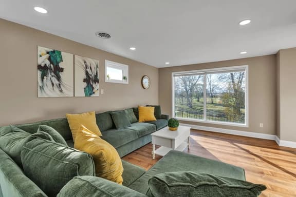 *Riverview*Walk to Falls*Newly Renovated*2nd floor - Image 1