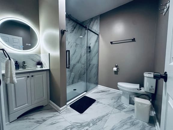 *Riverview*Walk to Falls*Newly Renovated*4 BDRMS* - Image 1