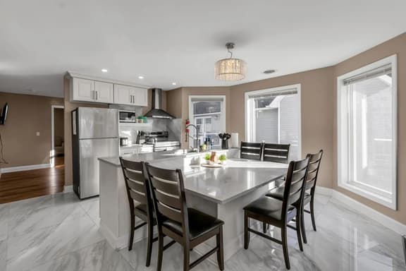 *Riverview*Walk to Falls*Newly Renovated*6 BDRMS* - Image 1