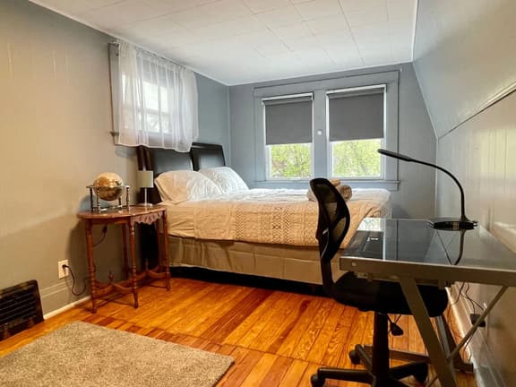 ♥3 bdrm Niagara Falls Home ♥ A/C♥ Hot Tub♥ Parking - Image 1