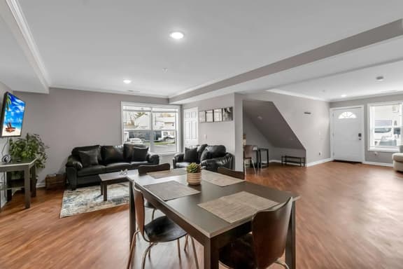 Modern 3 Bedroom, 3 Bath First-Floor Stay - Image 1