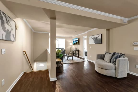 Spacious 3 bed/3 bath apartment near airport/UB - Image 1