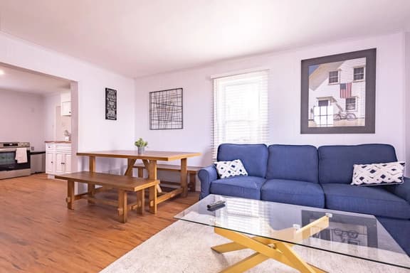 Spacious 4BR 2 Bath Apartment near Niagara Falls - Image 1