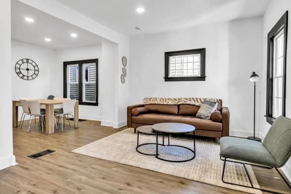Stylish 4BR Home | Mins to Falls & All Attractions - Image 1