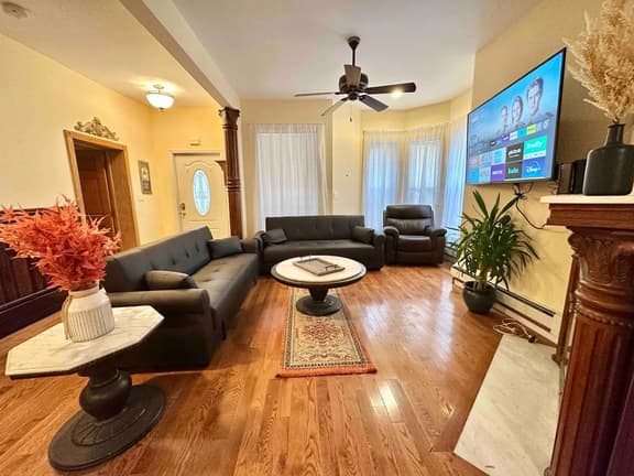 Very Spacious 4 Bedroom & 4 baths Niagara Falls - Image 1
