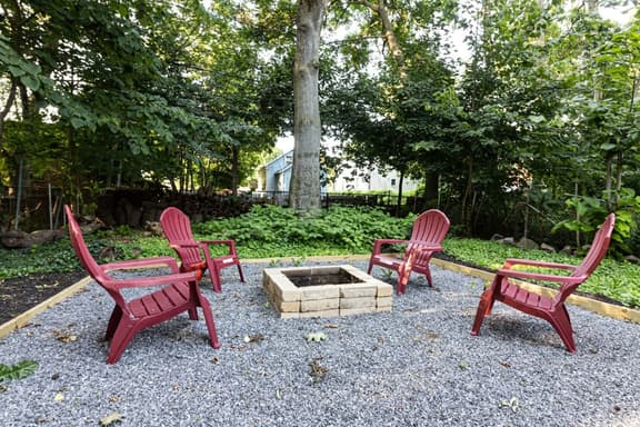Updated 4BR Near Niagara Falls | Smart Value Stay - Image 1