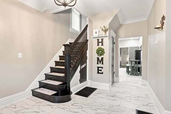 Beautifully Remodeled 5BR Home Near Niagara Falls! - Image 1